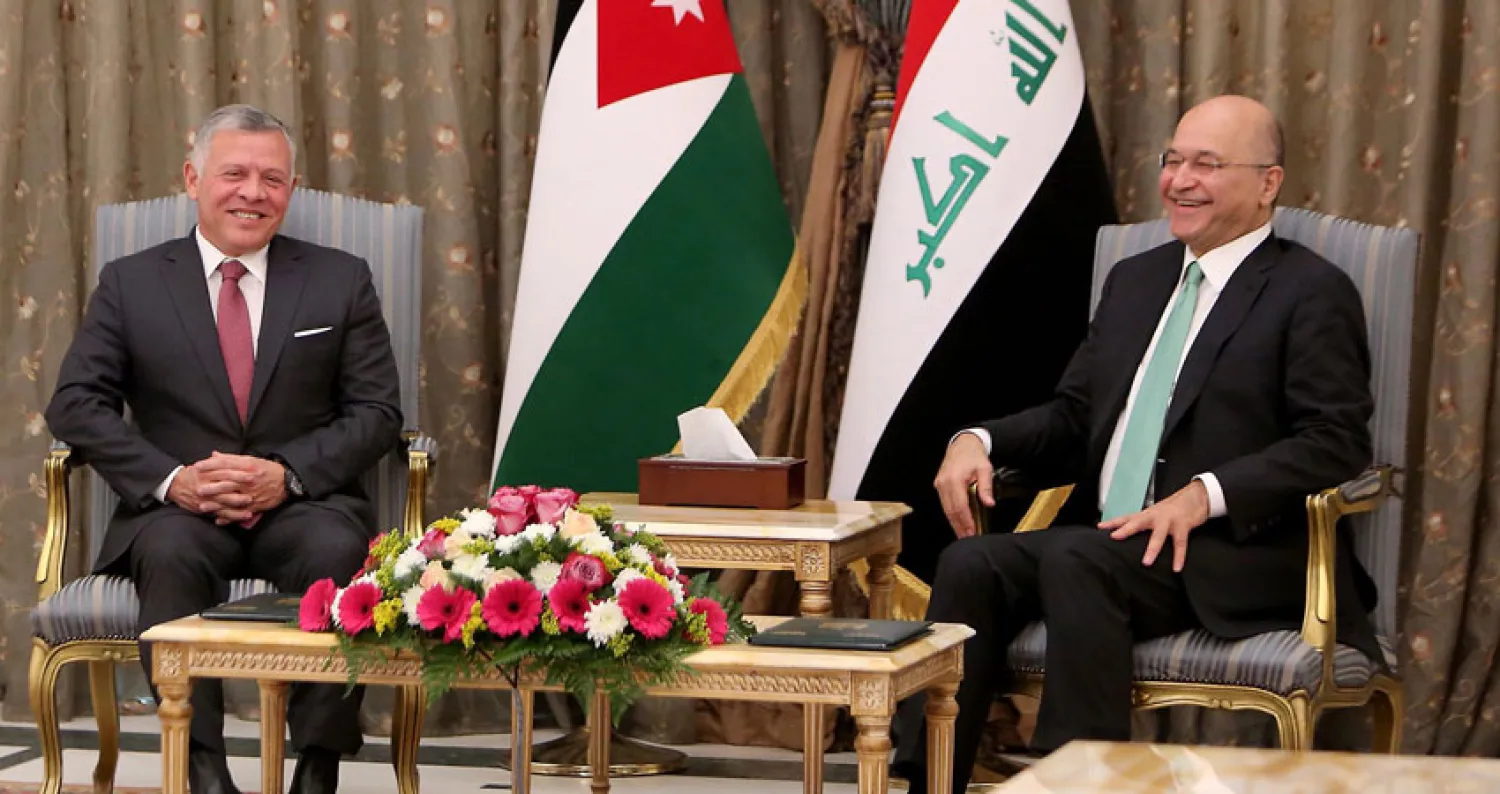 الرئيس العراقي برهم صالح (يمين) خلال اجتماعه مع العاهل الأردني الملك عبد الله الثاني في العاصمة بغداد (أ.ف.ب)