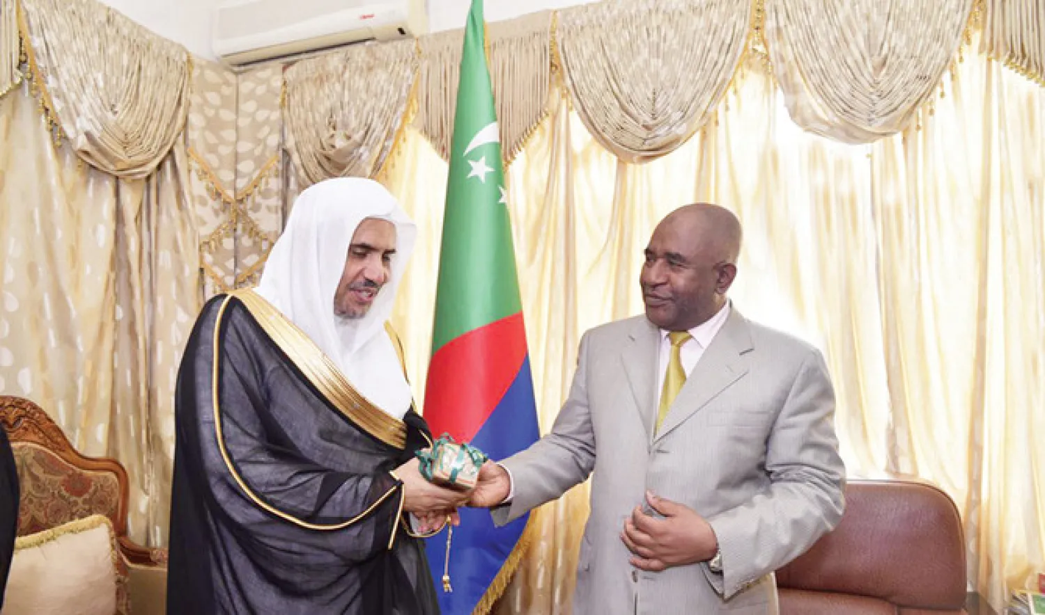 Muslim World League Secretary-General Dr. Mohammed bin Abdul Karim Al-Issa meets Comoros President Azali Assoumani in Moroni. (SPA
Comoros Forum Promotes Religious Awareness, Tolerance