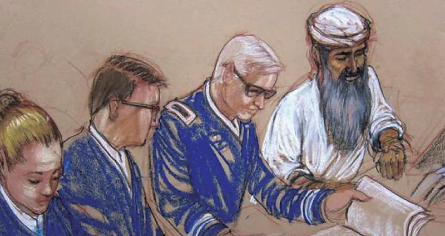 عبد الهادي العراقي (يمين) في جلسة سابقة في غوانتانامو (أ.ب)