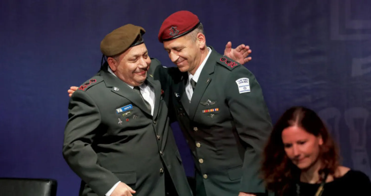 رئيس الأركان الإسرائيلي الجديد (يمين) مع سلفه خلال حفل تسليم وتسلم في تل أبيب أمس (إ.ب.أ)