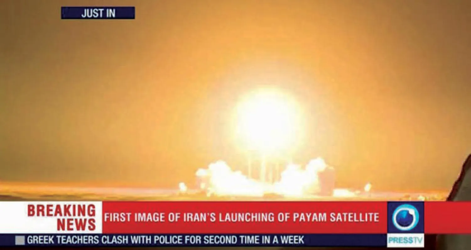 اللحظات الأولى من إطلاق صاروخ يحمل قمراً صناعياً إلى الفضاء في موقع قرب طهران (رويترز)