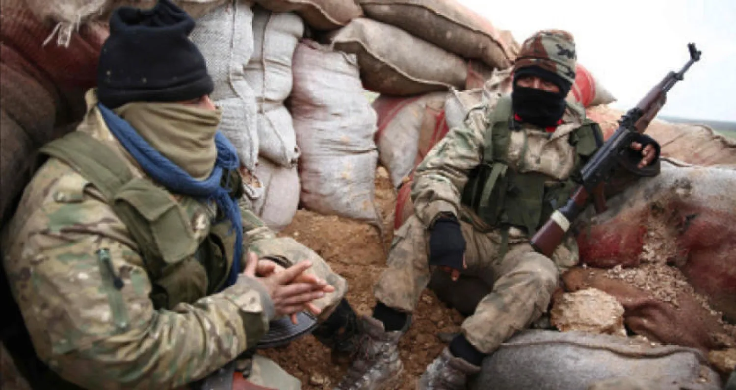 مقاتلان معارضان سوريان تدعمهما تركيا في ريف حلب أمس (أ.ف.ب)