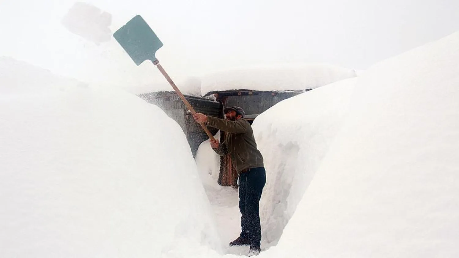 Tunceli'nin Ovacık ilçesinde, yaklaşık bir aydır aralıklarla devam eden kar yağışı sonucu kar kalınlığı 3 metreye ulaştı(AA)