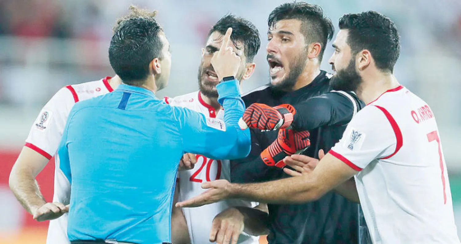 لاعبو سوريا يحتجون على الحكم المكسيكي  بعد تجاهله احتساب ضربة جزاء لصالحهم (أ.ب)