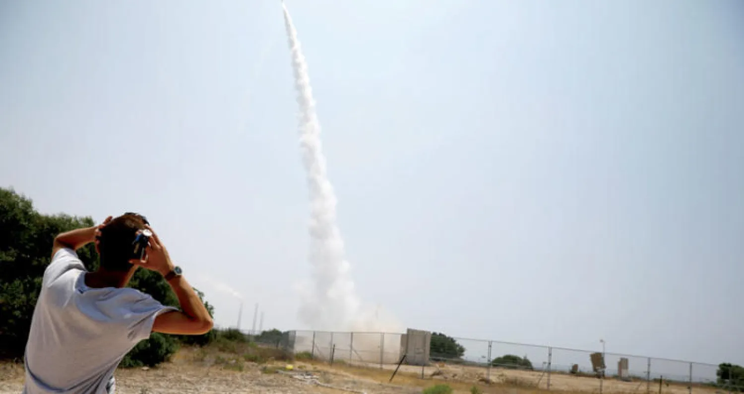 استخدام منظومة «القبة الحديدية» في عسقلان منتصف يوليو الماضي (رويترز)