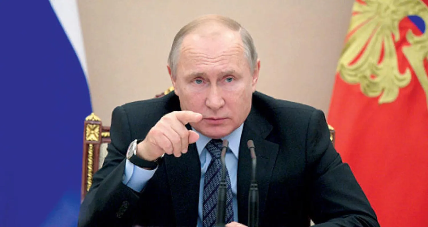 بوتين خلال ترؤسه اجتماعاً حكومياً في موسكو أمس (إ.ب.أ)