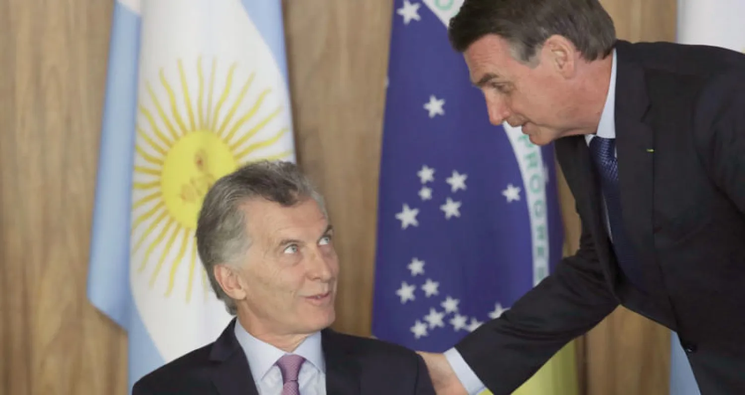 الرئيسان البرازيلي (يمين) والأرجنتيني بينهما علاقات متوترة رغم انتمائهما إلى المعسكر اليميني (أ.ب)