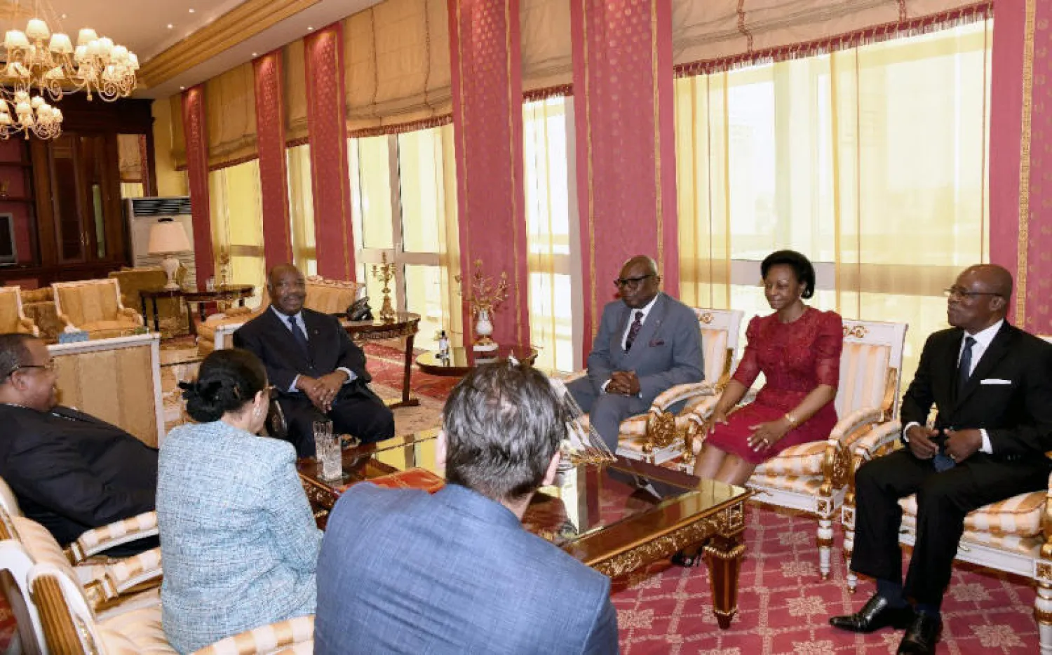 رئيس الغابون علي بونغو خلال لقائه نائبه ورئيس المحكمة الدستورية ورئيس الجمعية الوطنية في ليبرفيل (رويترز)