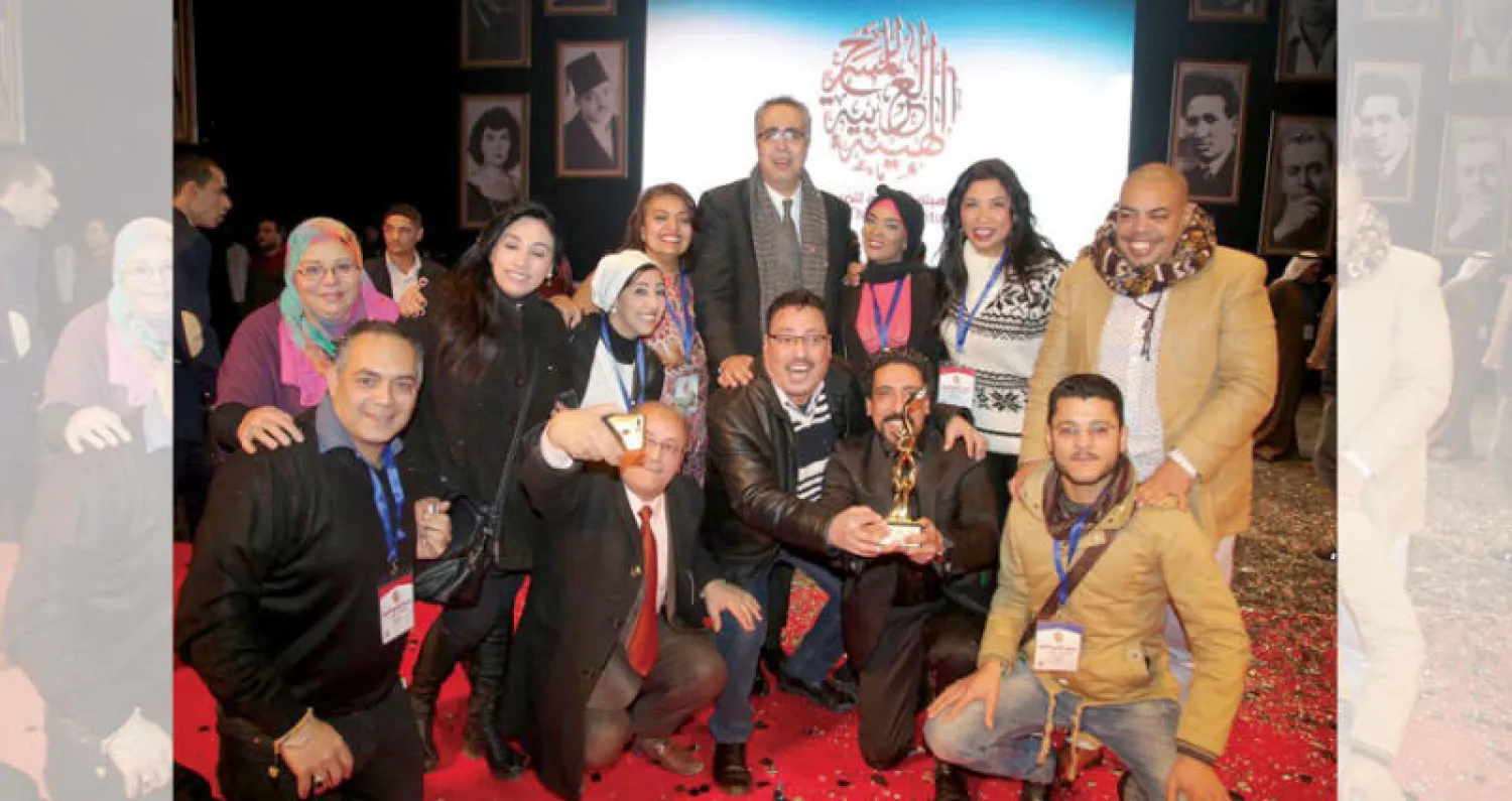 أعضاء فريق «الطوق والأسورة» يحتفلون بالجائزة