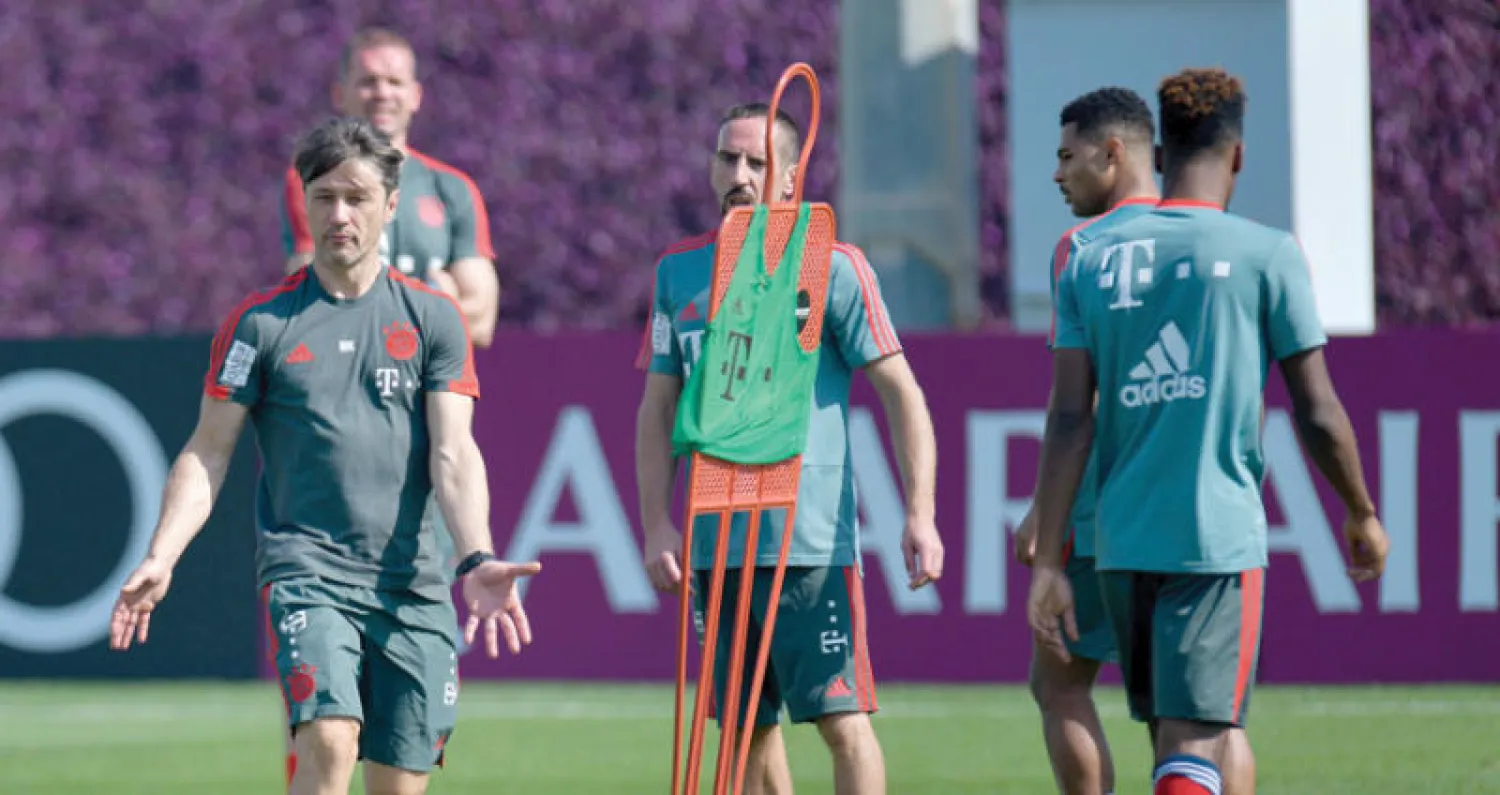 كوفاتش مدرب البايرن (يسار) يوجه لاعبيه في التدريبات قبل العودة لاستئناف المنافسات (إ.ب.أ)