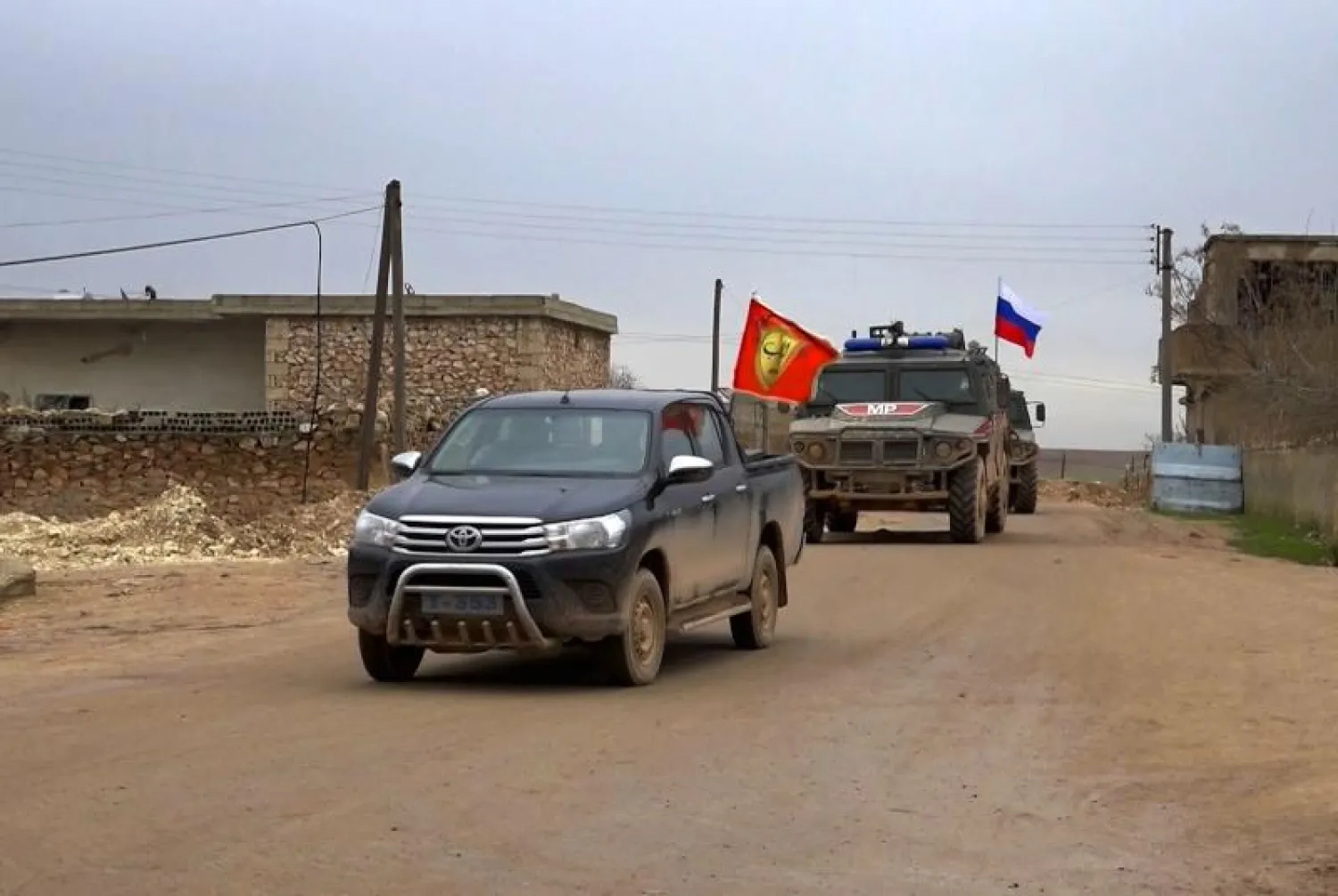 دورية عسكرية روسية في منطقة غرب منبج (أ. ف. ب)