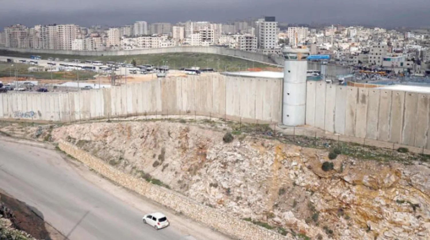 Dün el- Ram kasabasından çekilmiş bir resim, İsrail’in Doğu Kudüs’ü Batı Şeria’dan ayıran ayrılık duvarını gösteriyor
