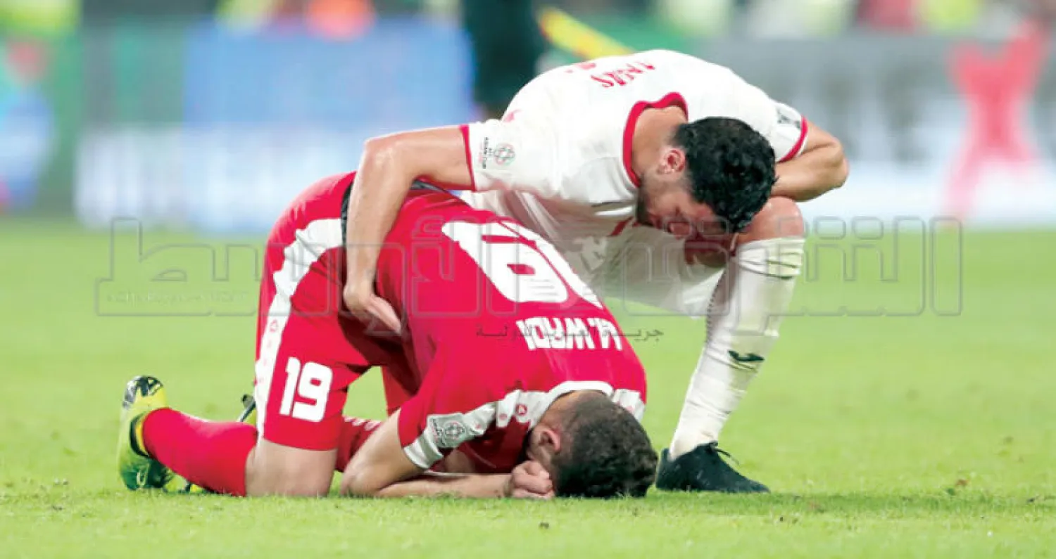 لاعب أردني يواسي نظيره الفلسطيني بعد مباراة المنتخبين في كأس آسيا (تصوير: سعد العنزي)