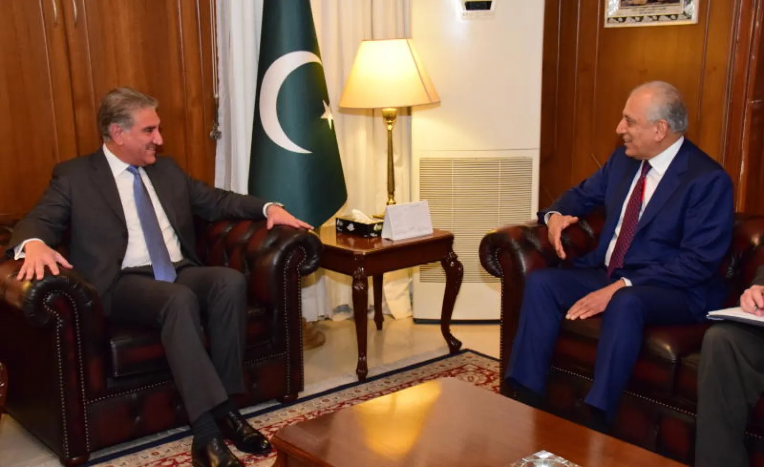 المبعوث الأميركي الخاص زلماي خليل زاد (يمين) يتحدث مع وزير الخارجية الباكستاني شاه محمود قرشي خلال لقائهما في إسلام آباد (إ.ب.أ)