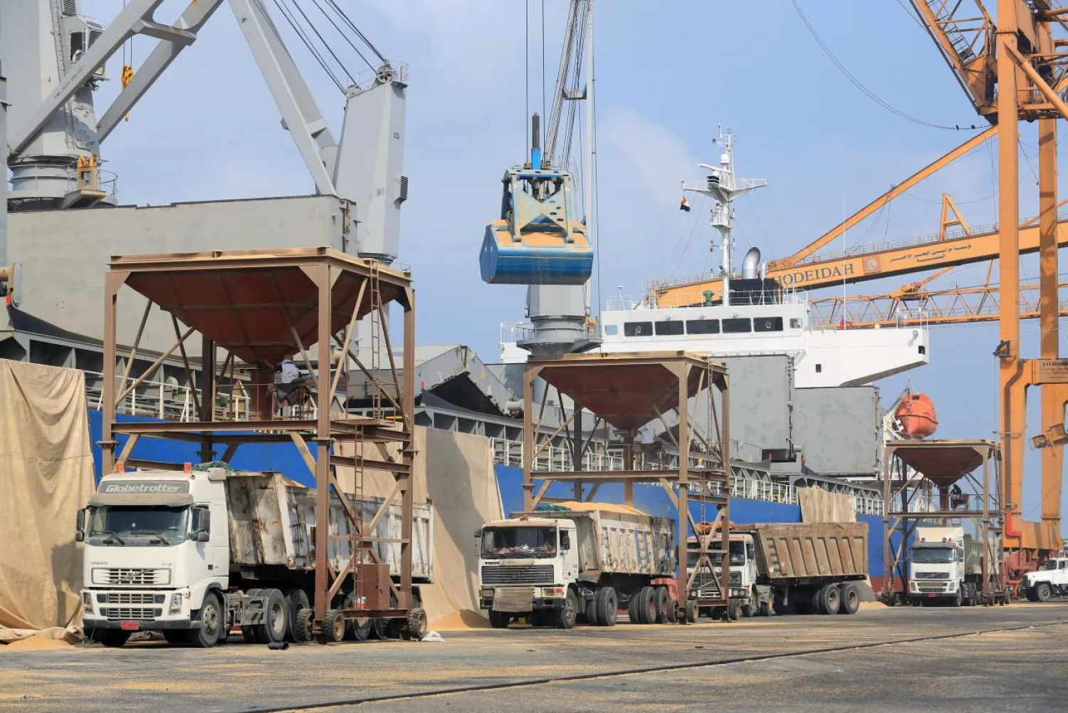 A ship unloads a cargo of wheat at the Red Sea port of Hodeidah, Yemen April 1, 2018. REUTERS/Abduljabbar Zeyad