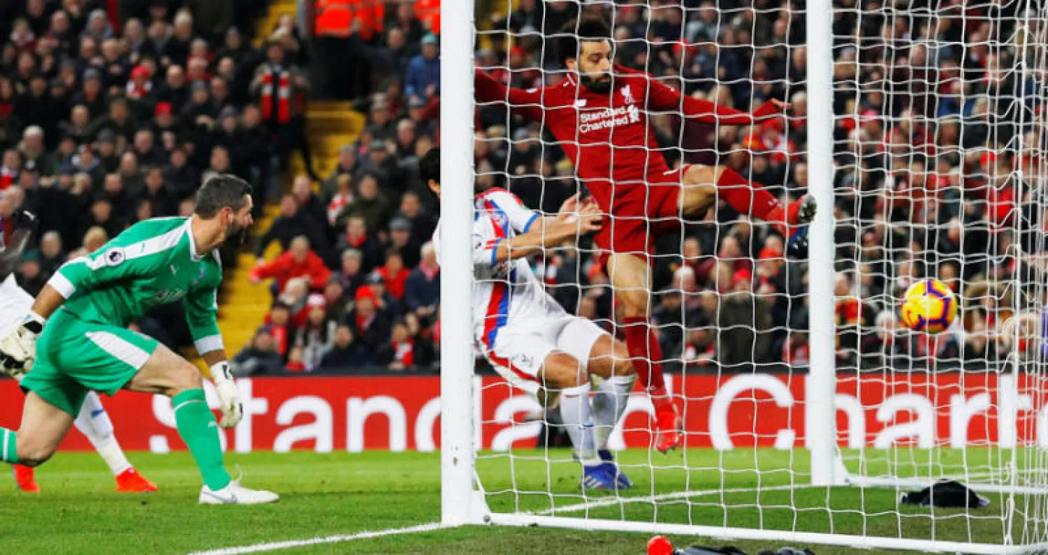 صلاح يسجل ثاني أهدافه من رباعية ليفربول في مرمى كريستال بالاس (رويترز)