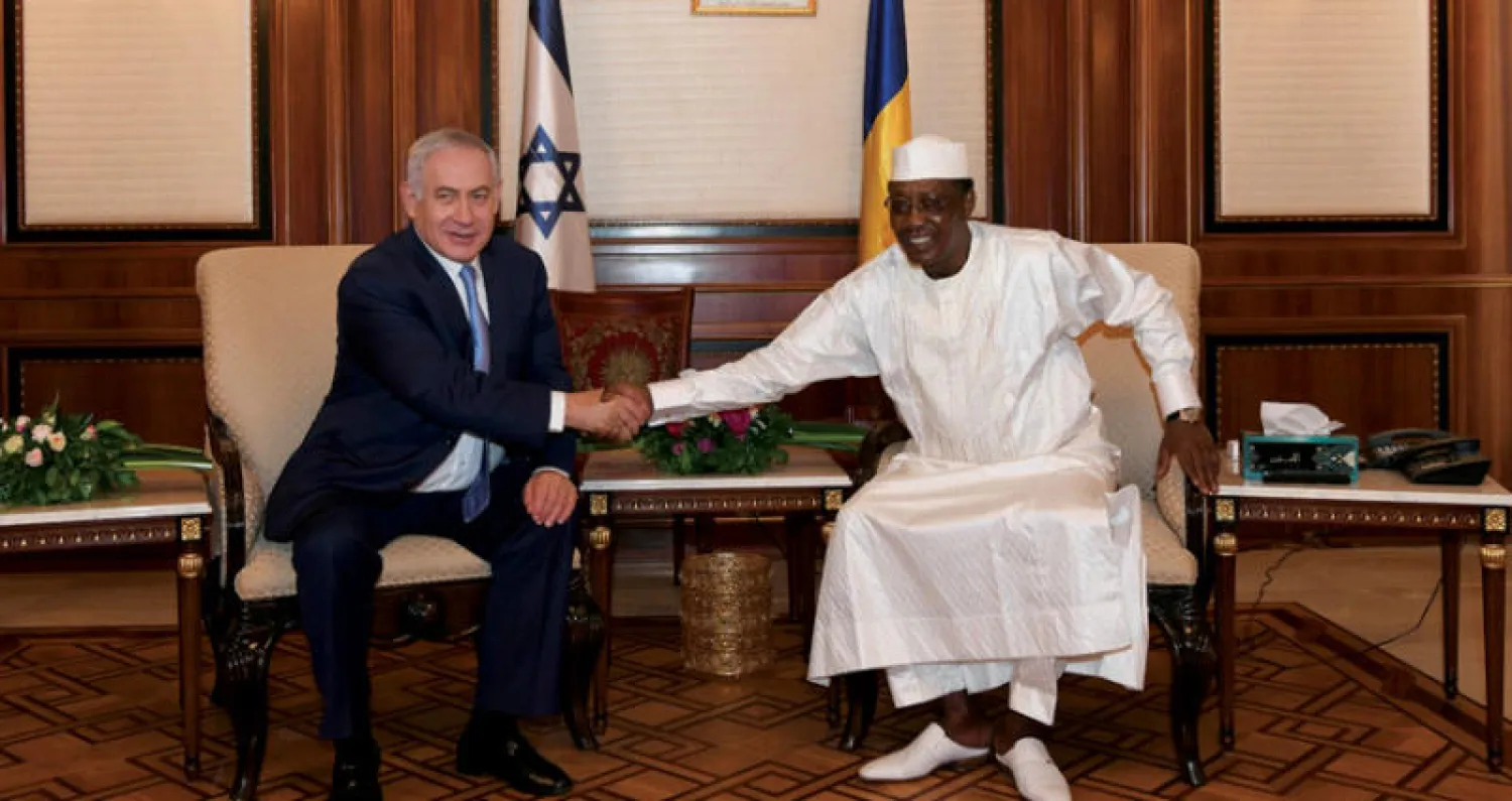 ديبي مصافحاً نتنياهو في نجامينا أمس (رويترز)