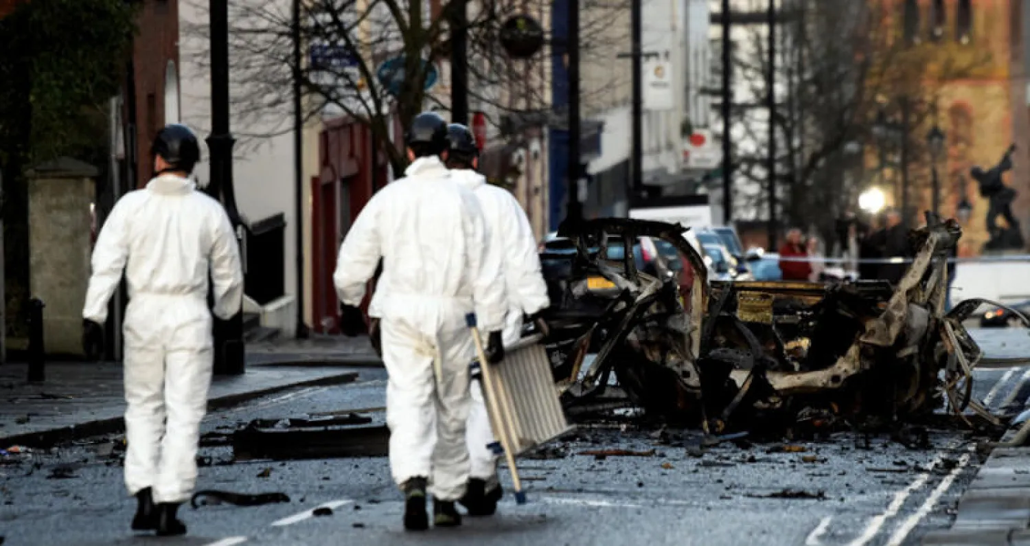 خبراء أدلة جنائية يتفقدون موقع انفجار سيارة مفخخة في لندنديري أمس (رويترز)