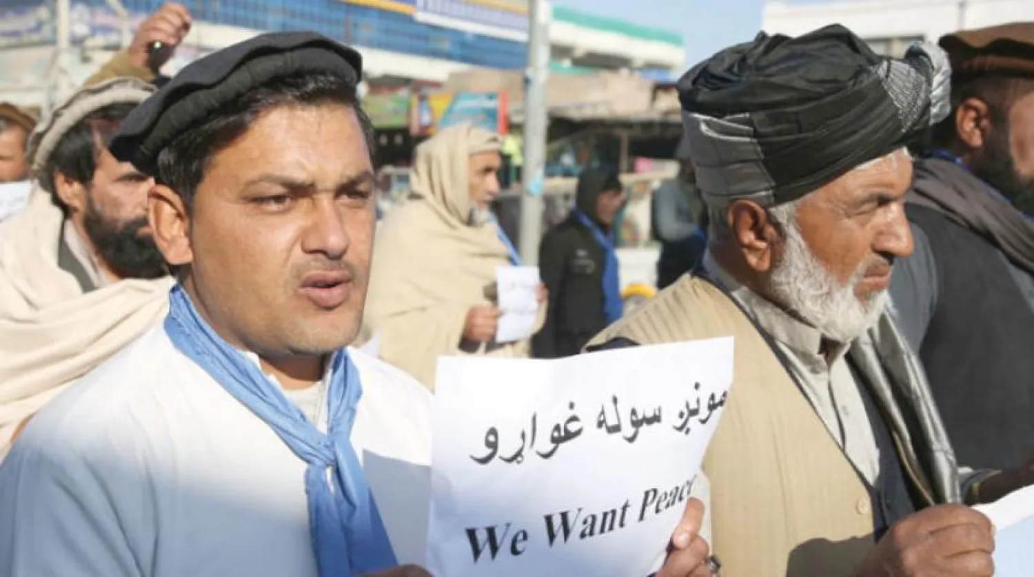 Celalabad'da bir araya gelen ve barış çağrısında bulunan gösteriler 