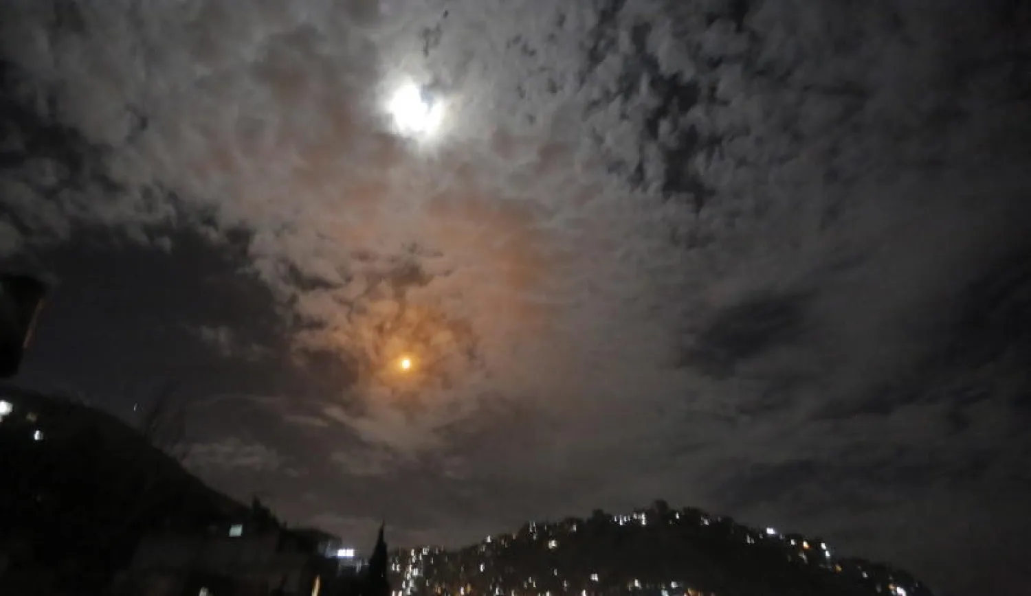 الرئيس التركي رجب طيب إردوغان (أ.ب)
الرئيس الأميركي دونالد ترمب (رويترز)
مقاتلون سوريون مدعومون من تركيا يقفون على ظهر شاحنة في ريف منبج (رويترز)
الدفاعات الجوية للنظام السوري تعترض الصواريخ الإسرائيلية التي تستهدف منطقة في دمشق (إ.ب.أ)