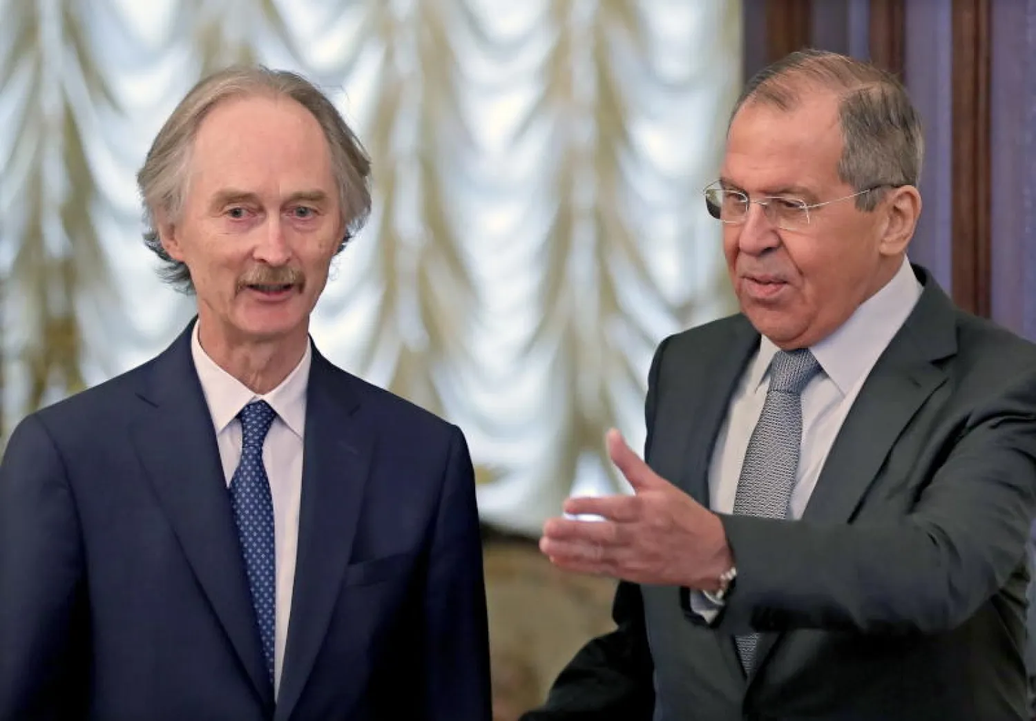 وزير الخارجية الروسية سيرغي لافروف مستقبلاً المبعوث الأممي غير بيدرسون (إ. ب. أ)