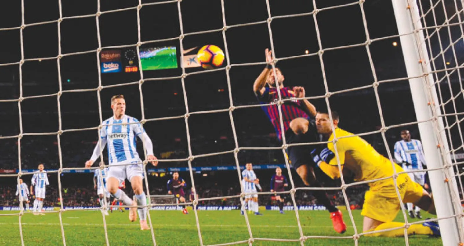 سواريز يسجل الهدف الذي أثار جدلاً بعد اصطدامه بحارس ليغانيس (أ.ف.ب)