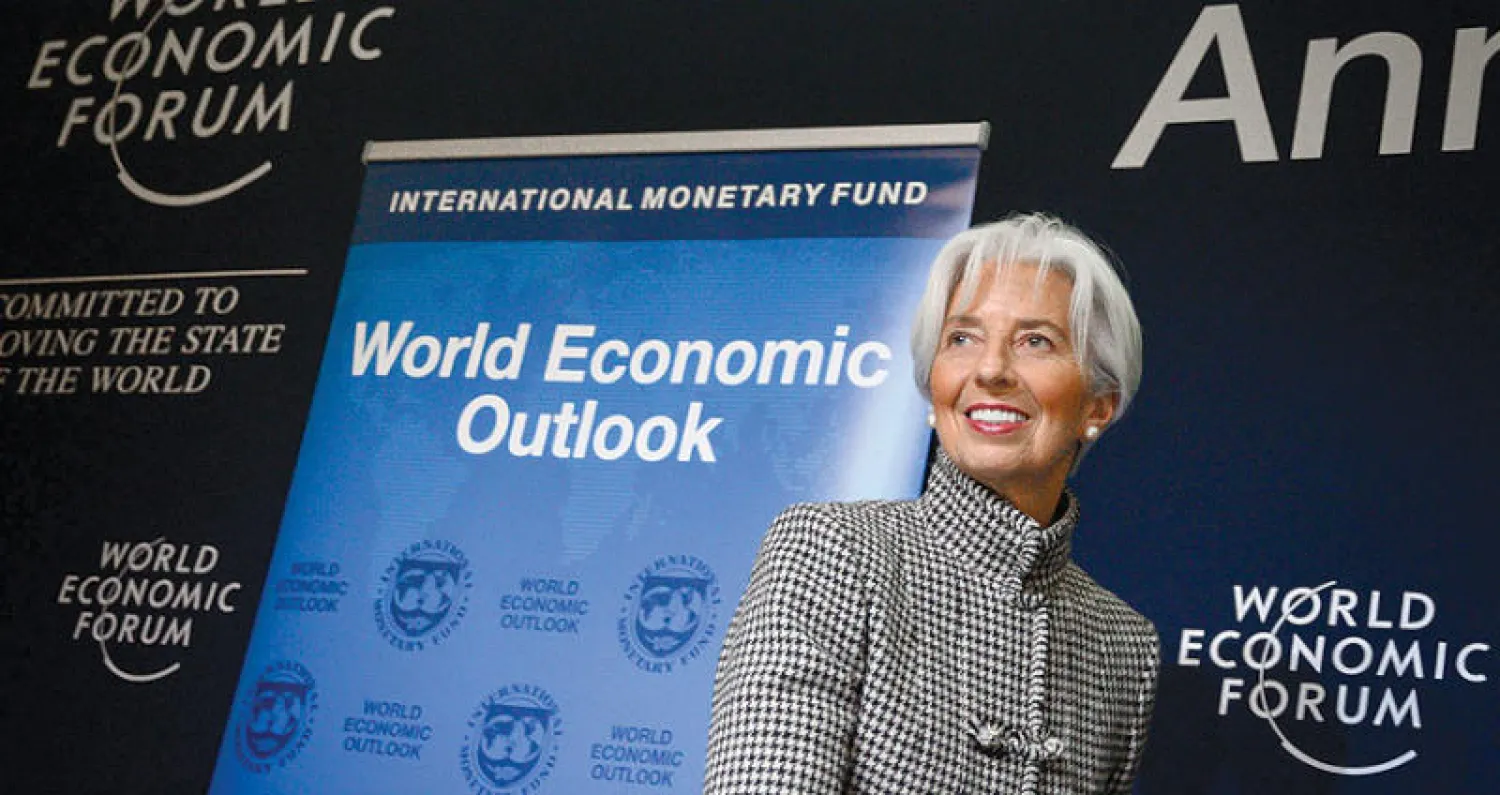 مديرة صندوق النقد الدولي كريستيان لاغارد لدى حضورها المؤتمر الصحافي للإعلان عن توقعات الصندوق في دافوس أمس (أ.ف.ب)
