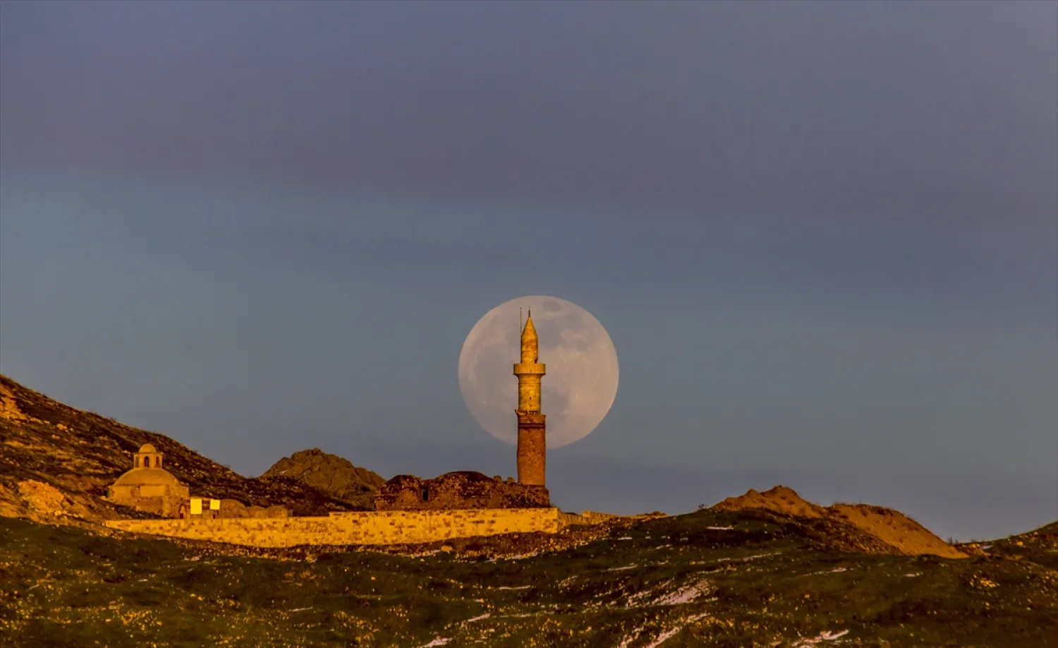 Elazığ'ın Palu ilçesinde akşam saatlerinde görülen dolunay, tarihi Küçük Cami ve Ulu Cami ile birlikte görüntülendi.