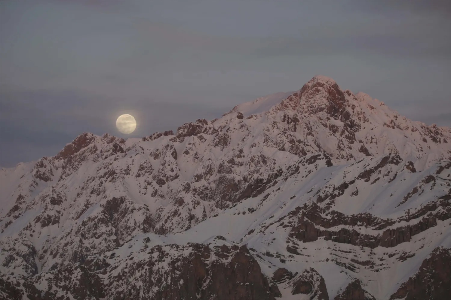 Hakkari'nin Irak sınırındaki karlı dağların arkasından doğan dolunay güzel görüntü oluşturdu.
