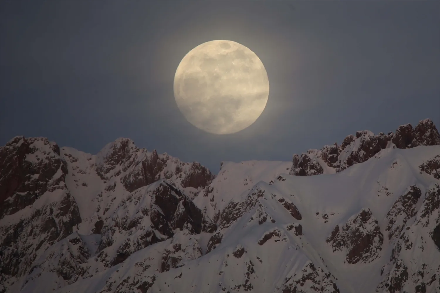 Hakkari'nin Irak sınırındaki karlı dağların arkasından doğan dolunay güzel görüntü oluşturdu.