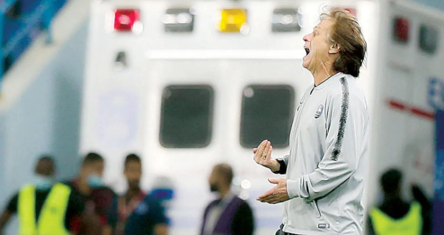 جيسوس مدرب الهلال يوجه لاعبيه في مباراة الفيصلي الأخيرة (تصوير: علي الظاهري)