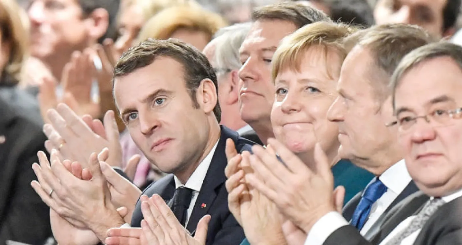 ماكرون وميركل ورئيس المجلس الأوروبي دونالد توسك بعد توقيع المعاهدة في ألمانيا أمس (أ.ب)