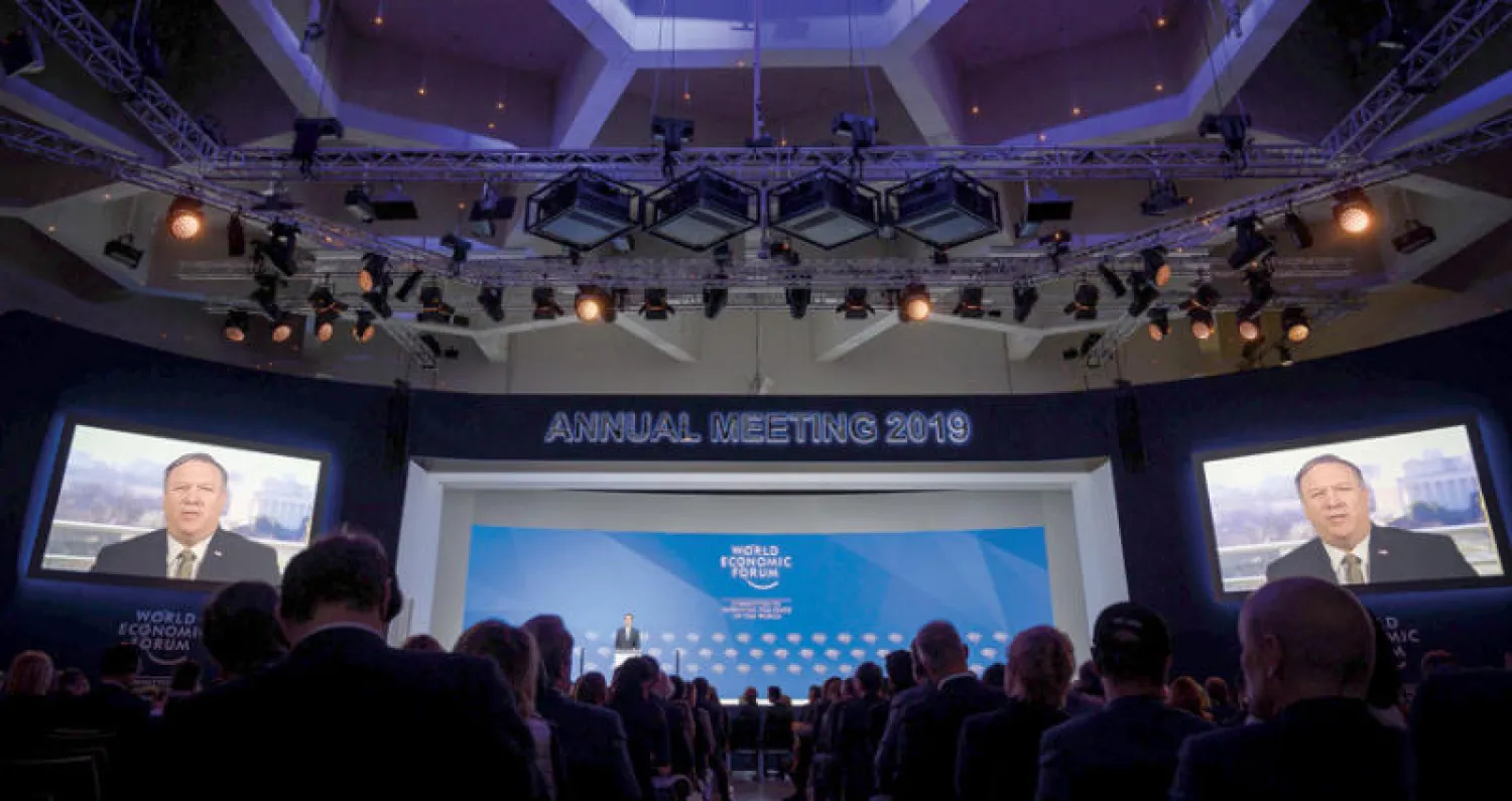 وزير الخارجية الأميركي مايك بومبيو يظهر على شاشتين عملاقتين خلال كلمته إلى الحاضرين في منتدى دافوس أمس (أ.ف.ب)
