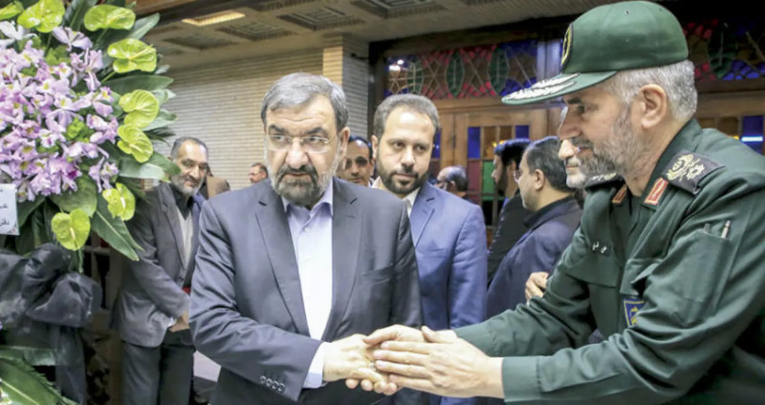 سكرتير مجلس تشخيص مصلحة النظام محسن رضائي أبرز المعارضين لانضمام إيران إلى «فاتف» مع قيادي من «الحرس الثوري» في طهران أمس (تسنيم)