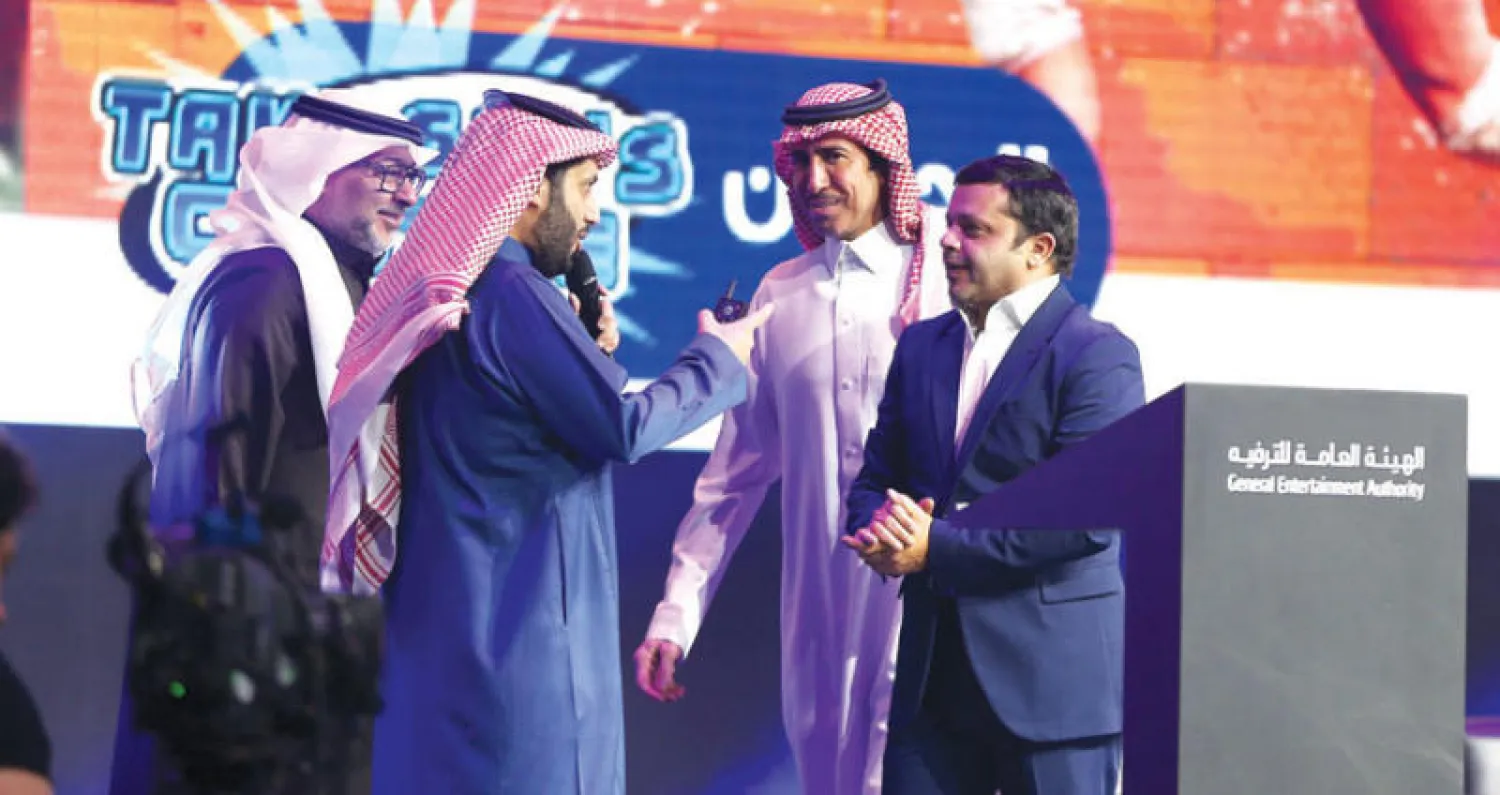 تركي آل الشيخ مع فنانين عرب خلال المؤتمر الصحافي أمس (تصوير: علي الظاهري)