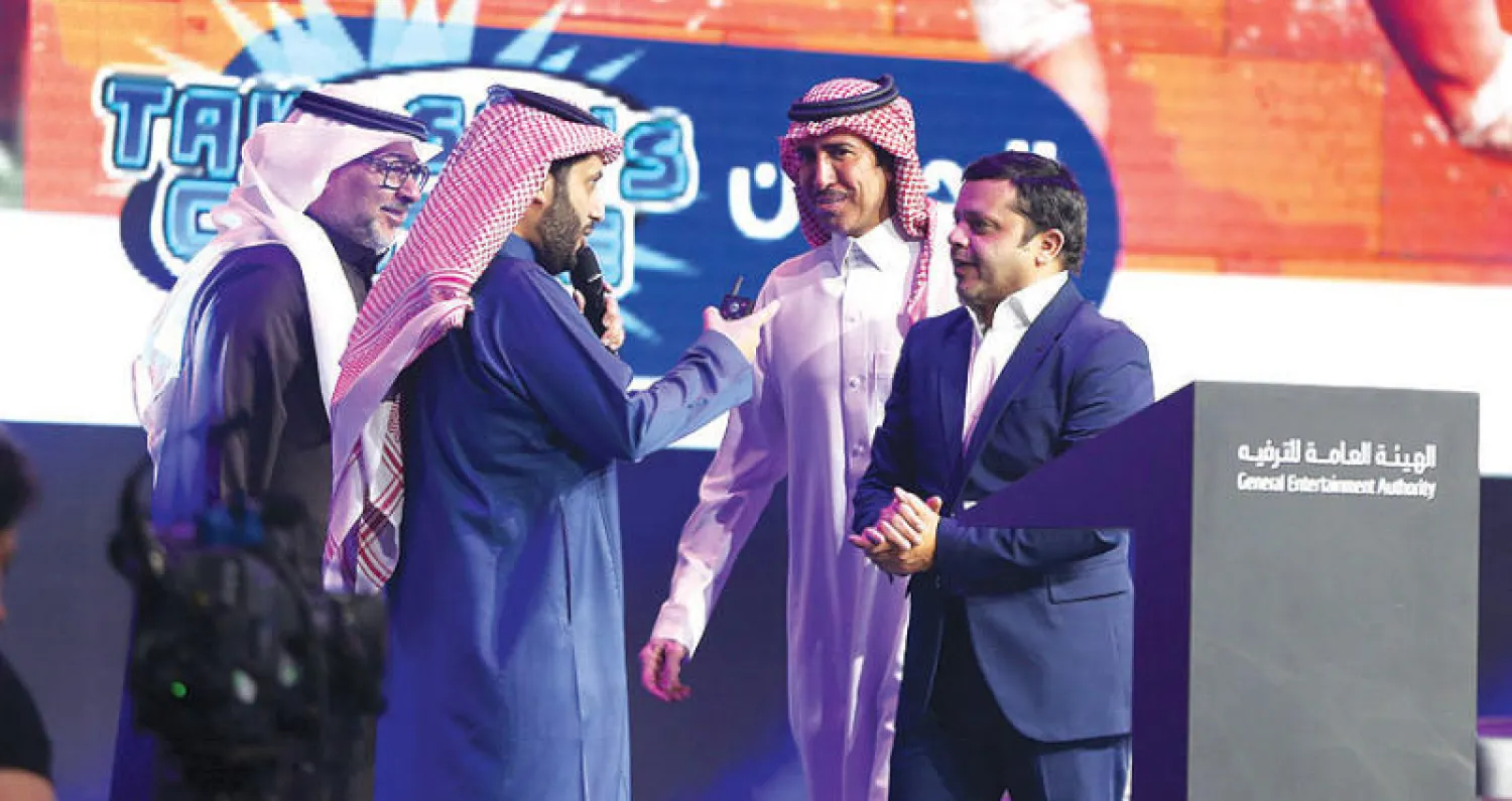 تركي آل الشيخ مع فنانين عرب خلال المؤتمر الصحافي أمس (تصوير: علي الظاهري)