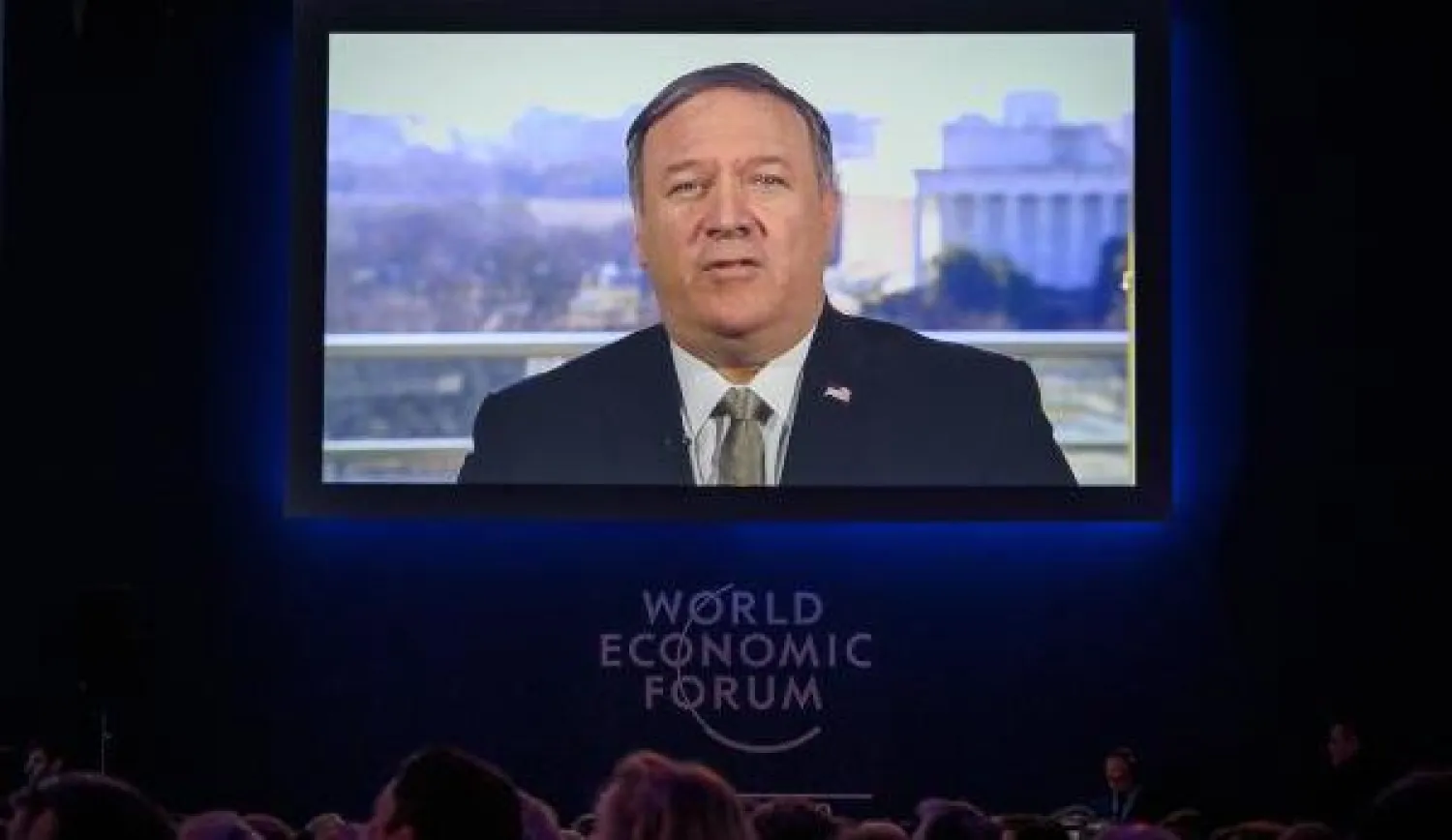 وزير الخارجية الأميركي مايك بومبيو يظهر على الشاشة أثناء حديثه عبر الأقمار الصناعية أمام المنتدى الاقتصادي العالمي في دافوس (أ.ف.ب)
