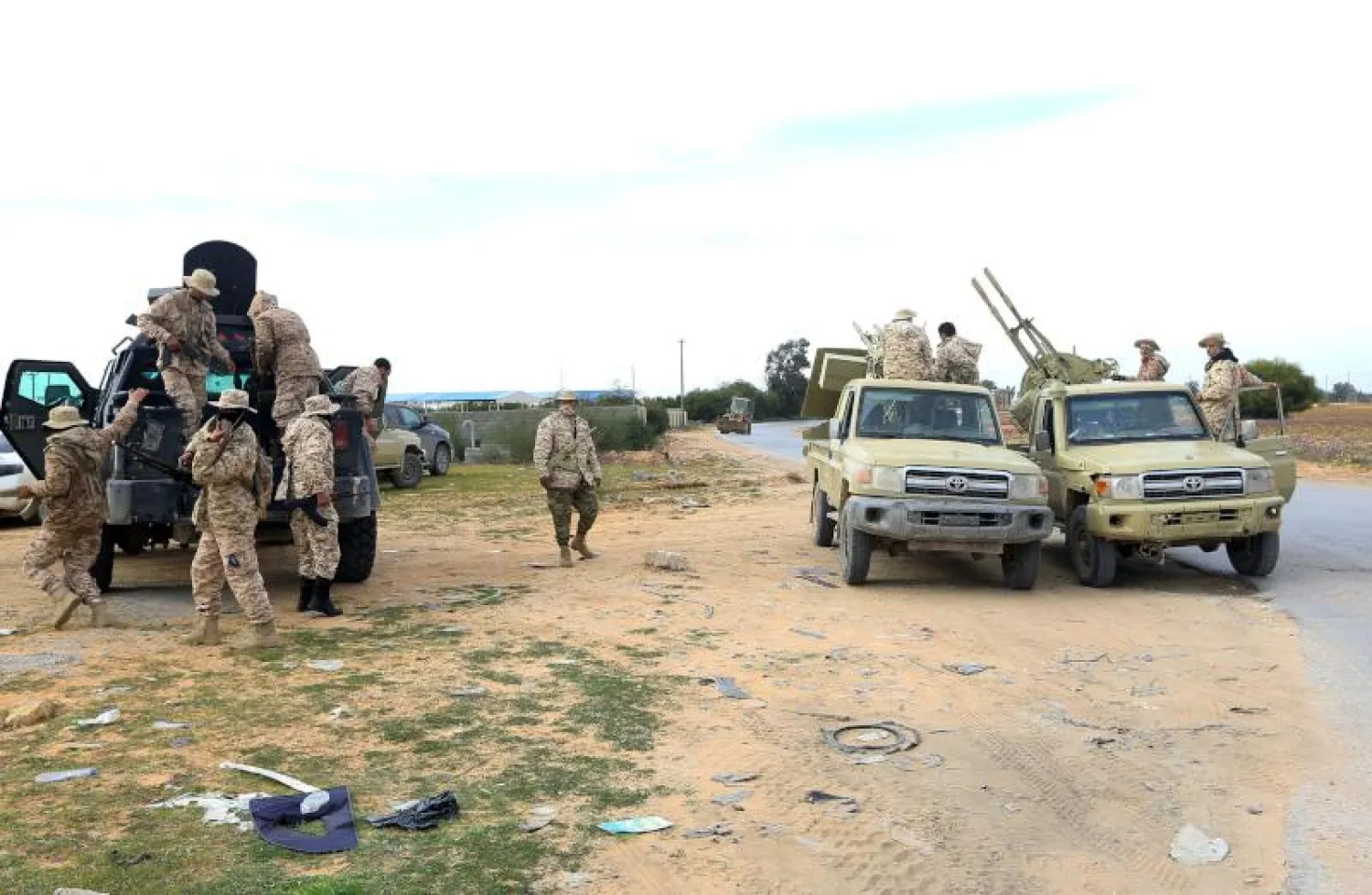 عناصر بقوة حماية طرابلس تقوم بدوريات في منطقة جنوب العاصمة الليبية خلال اشتباكات مع مجموعة اللواء السابع من بلدة ترهونة (أ.ف.ب)