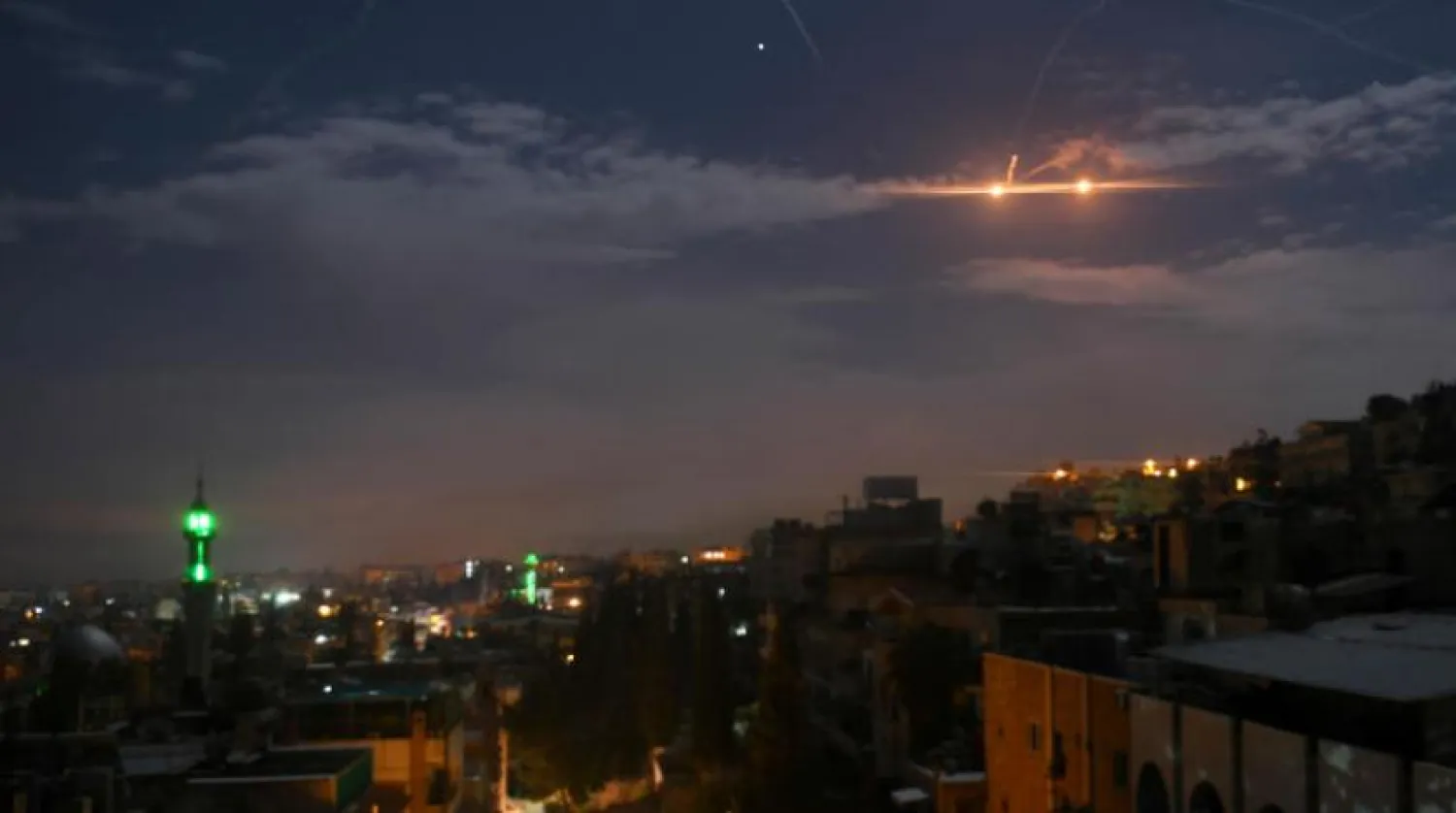 Suriye hava savunma bataryaları, İsrail’in Şam’daki İran hedeflerini bombalamasına karşılık veriyor (AFP)