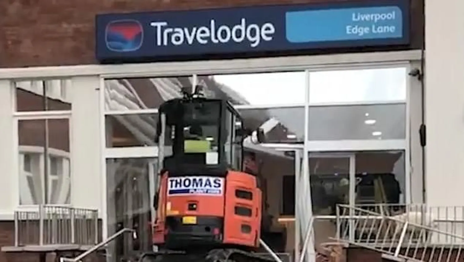 صورة من فيديو الجرافة في ليفربول (صحيفة «ديلي ميل»)