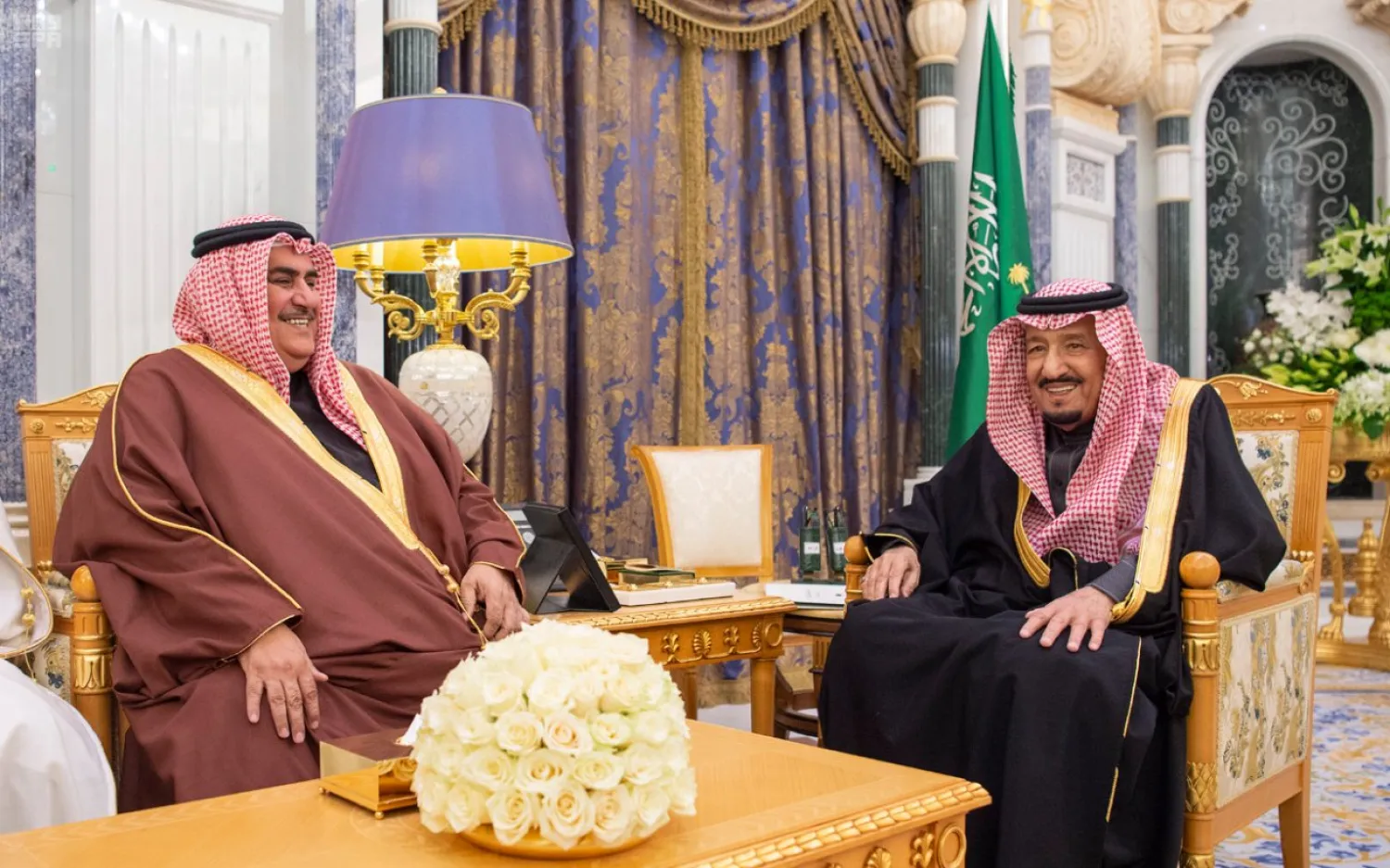 King Salman receives  Bahrain's foreign minister. (SPA)