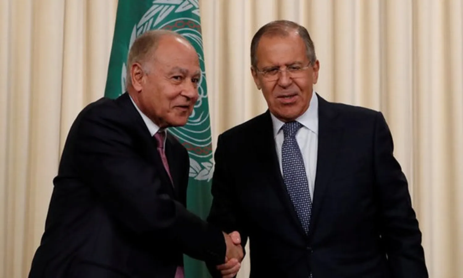 Arab League Secretary-General Ahmed Aboul Gheit shakes hands with Russian Foreign Minister Sergei Lavrov during a joint news conference in Moscow, Russia, July 5, 2017 (File Photo: Reuters)