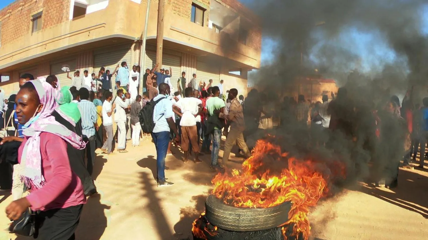 Sudanese demonstrators burn tires at an anti-government protest in Omdurman, Khartoum, Sudan January 20, 2019. (Reuters)