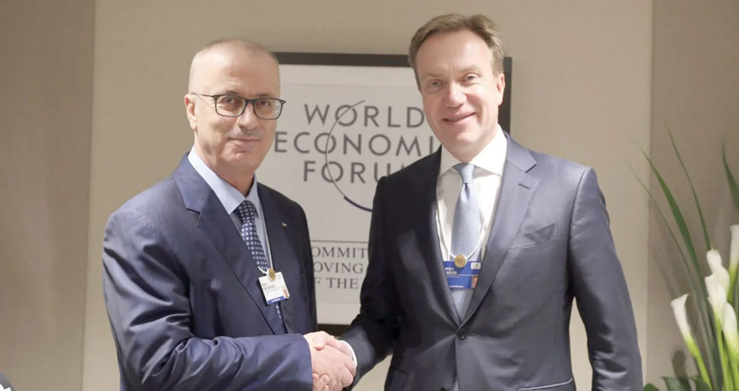 صورة نشرها رئيس الحكومة الفلسطينية رامي الحمد الله على حسابه في «تويتر» للقائه برئيس المنتدى الاقتصادي العالمي أمس