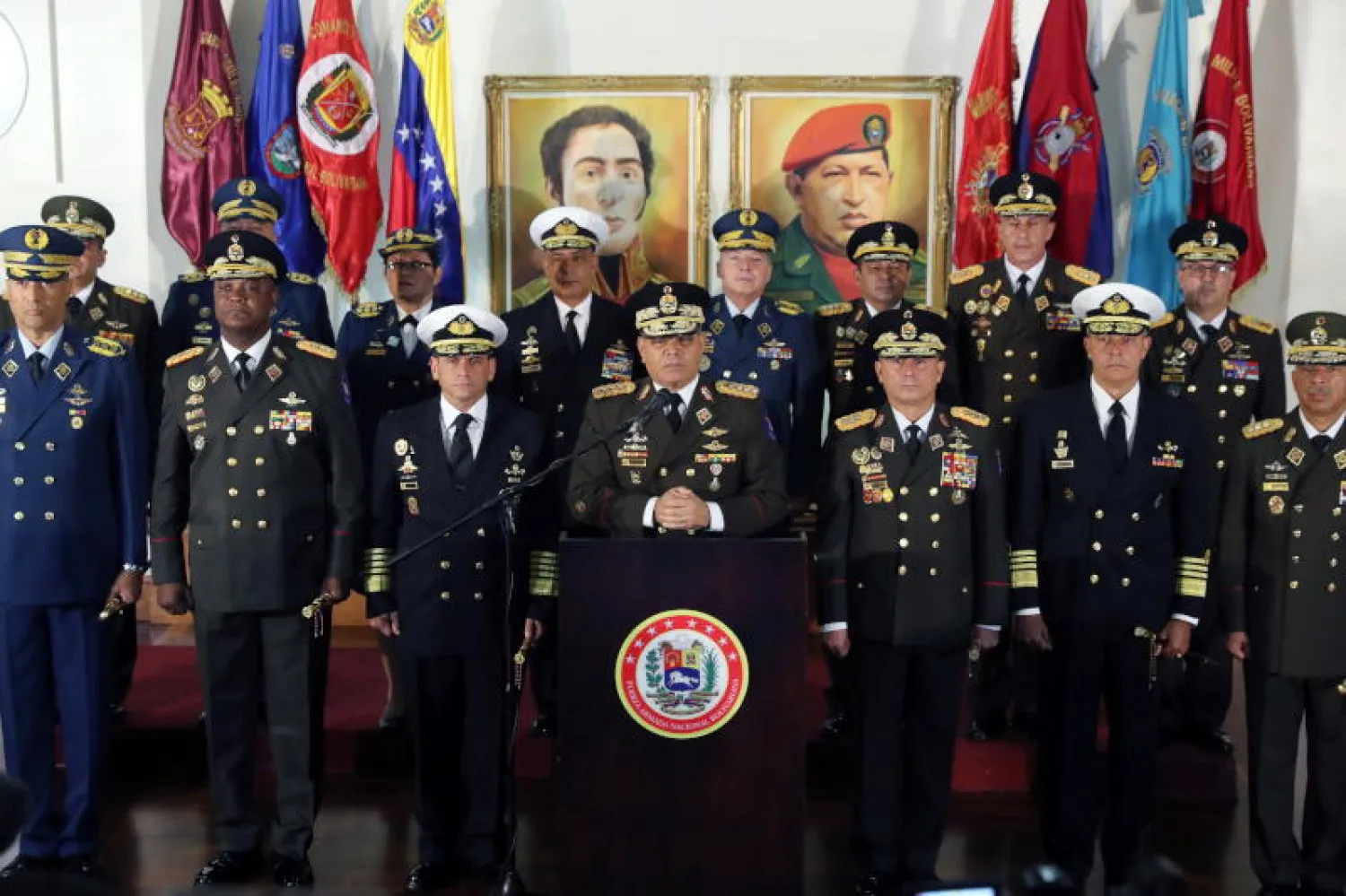 وزير الدفاع الفنزويلي الجنرال فلاديمير بادرينو لوبيز يتوسّط كبار ضباط الجيش في مؤتمر صحافي عقده في كراكاس (إ. ب. أ)