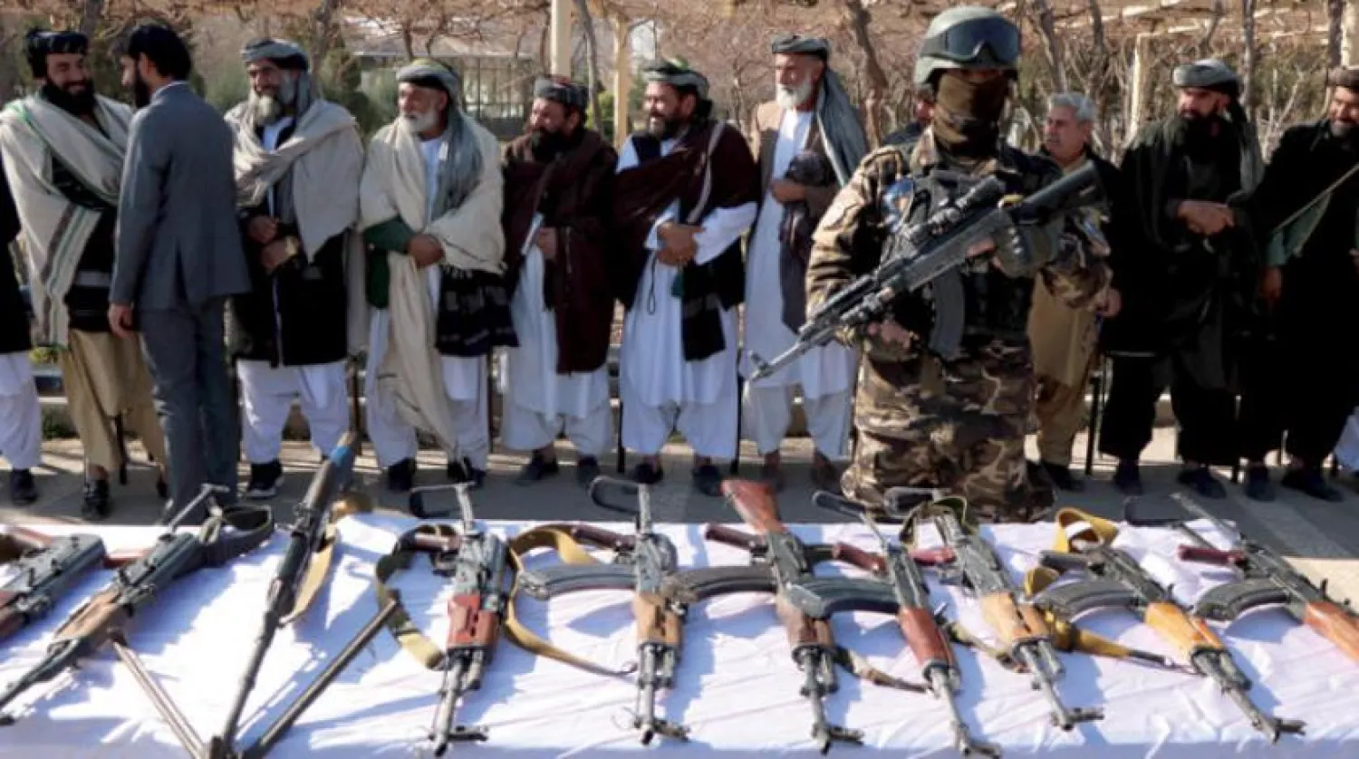 ​Eski isyancılar, 23 Ocak’ta Afganistan’ın batısındaki Herat’ta hükümet ile uzlaşı anlaşması çerçevesinde silahlarını teslim etti (EPA)