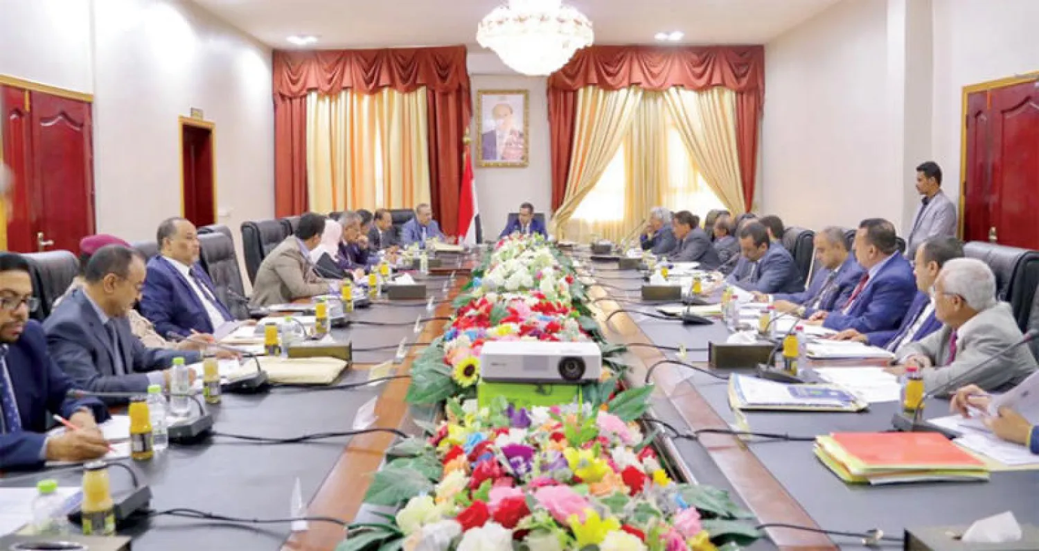 جانب من جلسة مجلس الوزراء اليمني التي عقدت في عدن أمس (سبأ)