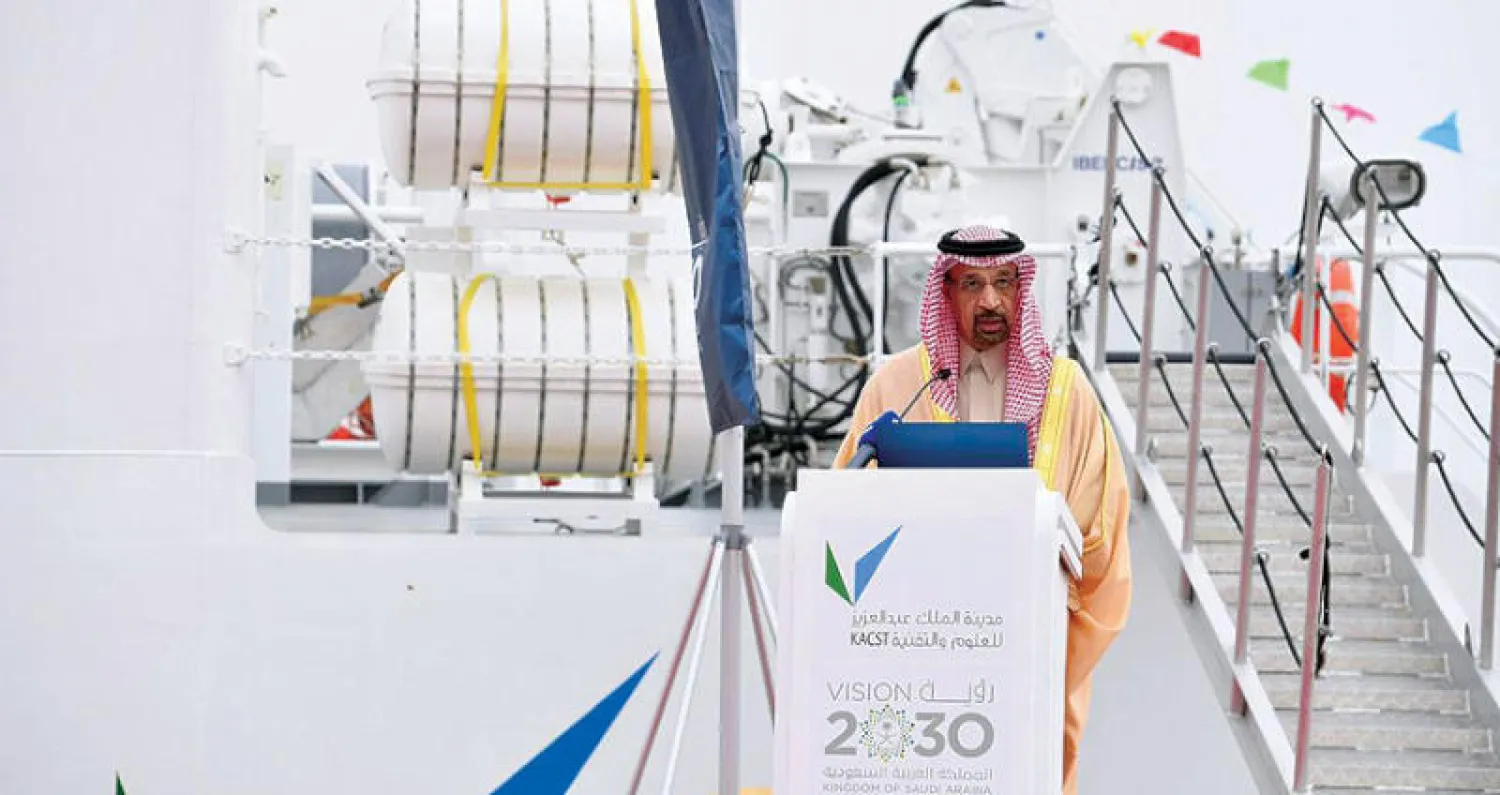 الفالح أثناء تدشينه أمس سفينة الأبحاث العلمية (واس)