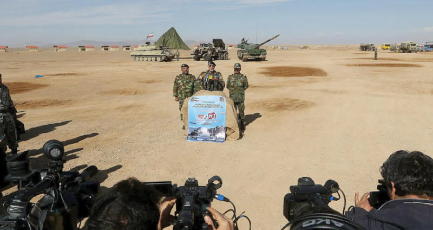 قائد القوة البرية التابعة للجيش الإيراني العميد كيومرث حيدري على هامش مناورات بالقرب من مفاعل نطنز النووي يرد على أسئلة الصحافيين أمس (مهر)