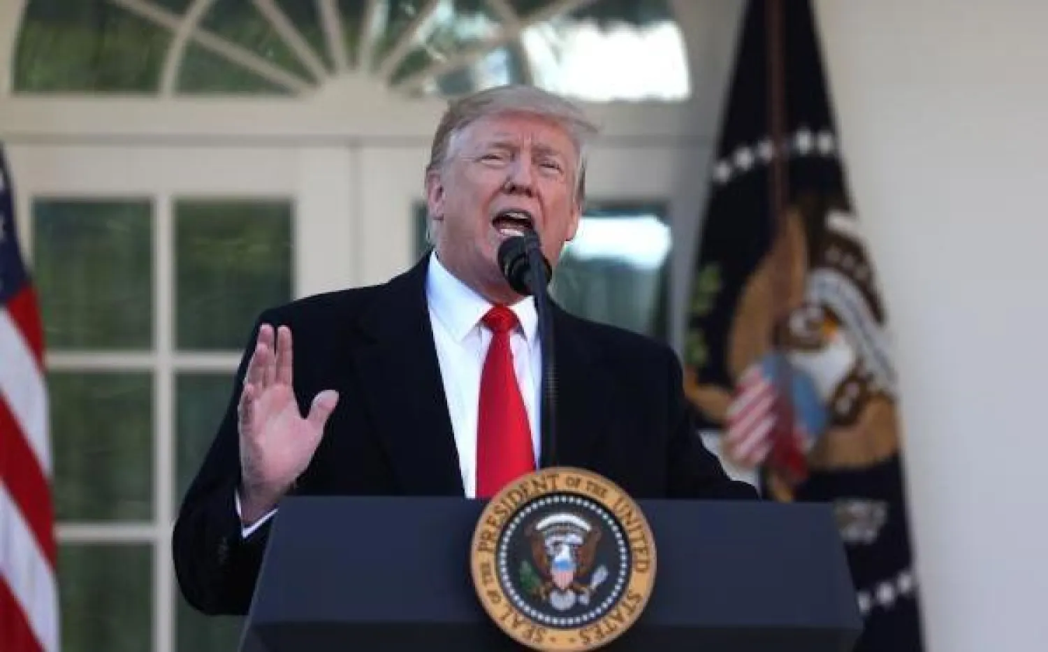 الرئيس الأميركي دونالد ترمب يتحدث عن الإغلاق الحكومي من حديقة الورود في البيت الأبيض بواشنطن (أ.ف.ب)